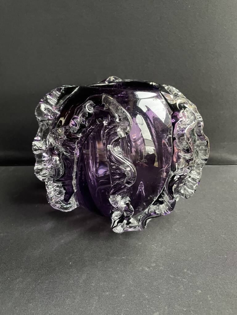 Gros vase boule à base plane en verre soufflé violet et blanc