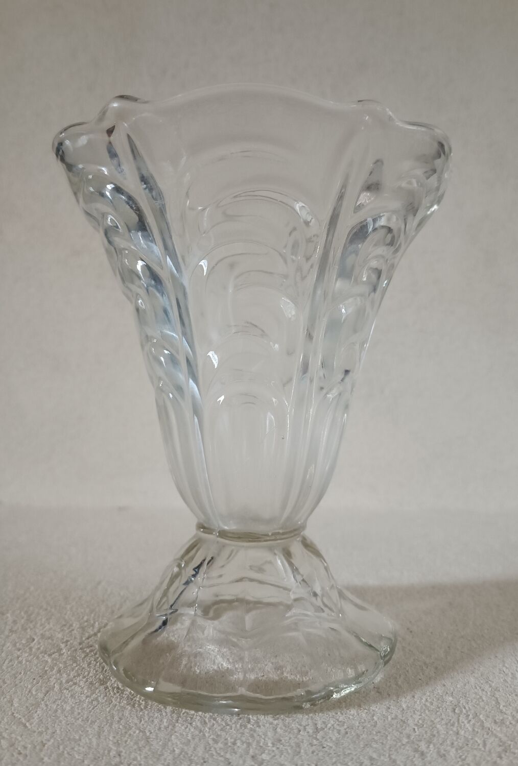 Vase en verre moulé