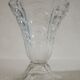 Vase en verre moulé