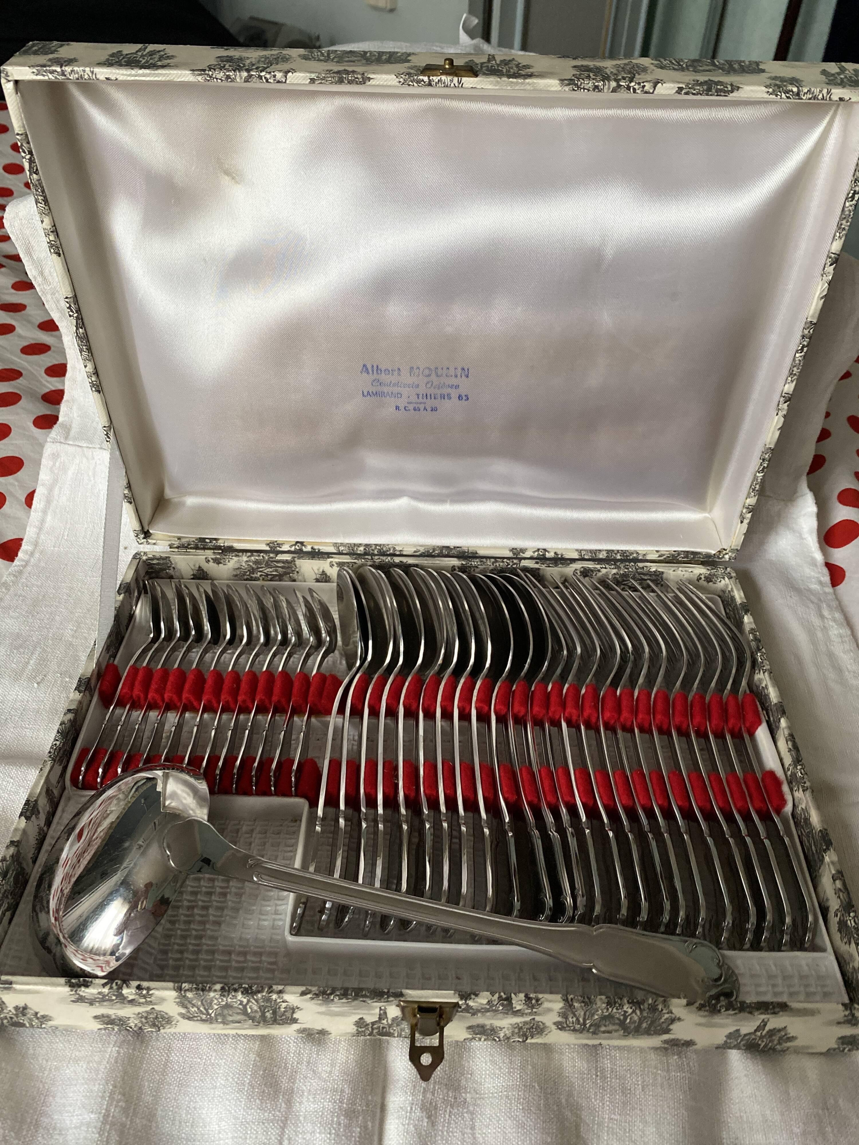 Complete stainless steel housewife