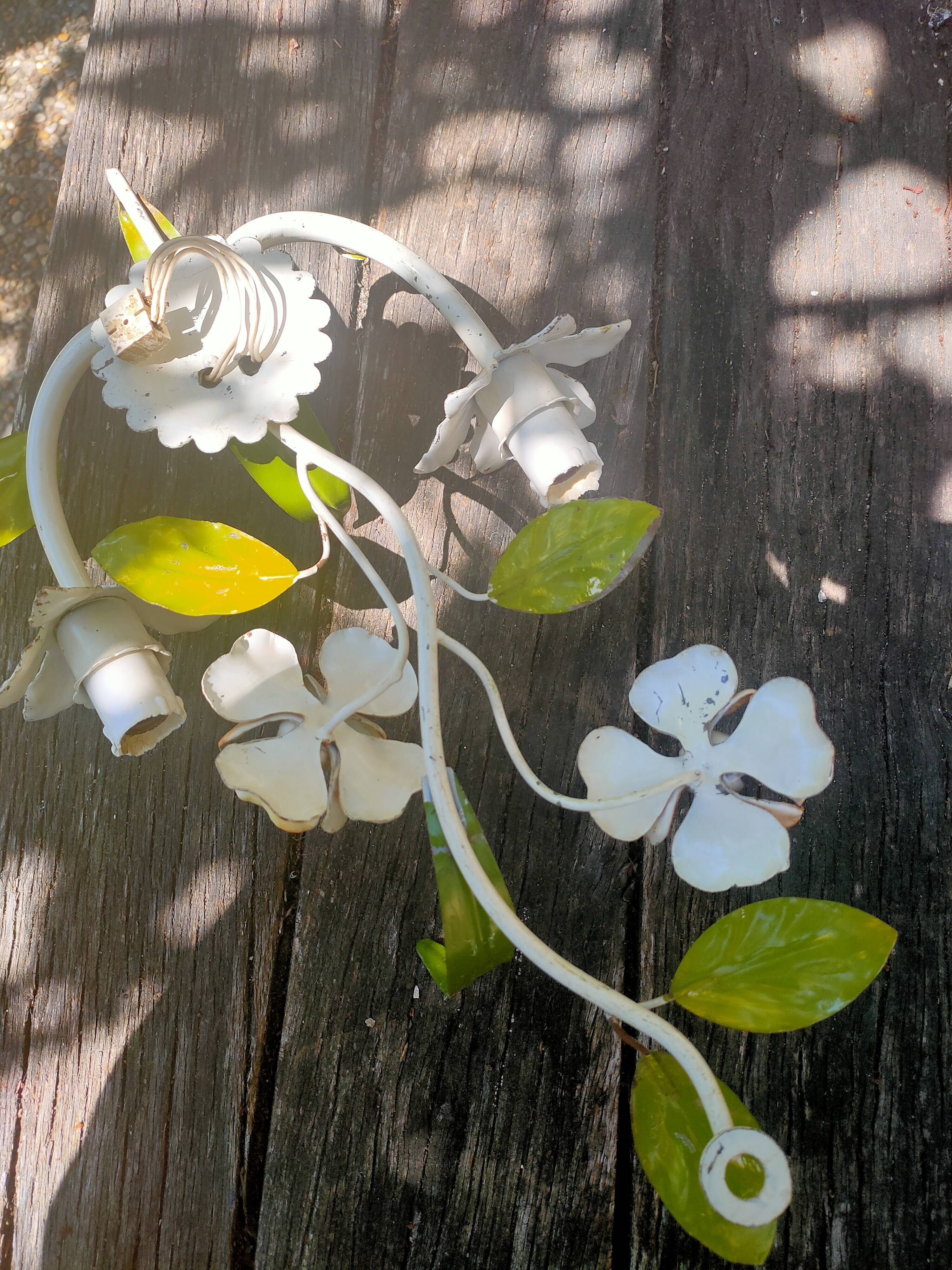 Romantic wall lamp in enamelled metal