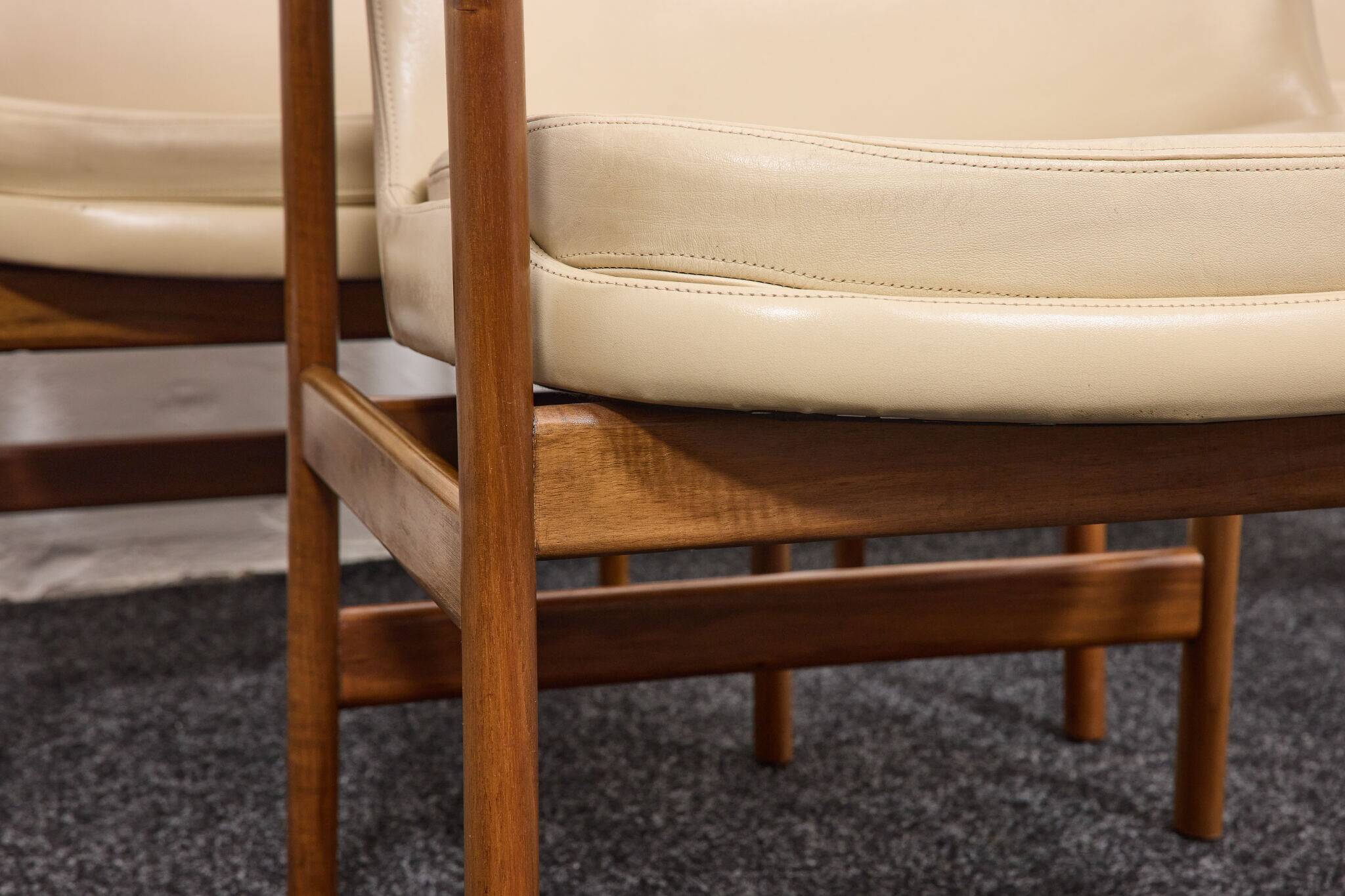 Chaises de salle à manger/conférence vintage avec accoudoirs en noyer et cuir vinyle d'origine b