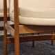 Chaises de salle à manger/conférence vintage avec accoudoirs en noyer et cuir vinyle d'origine b