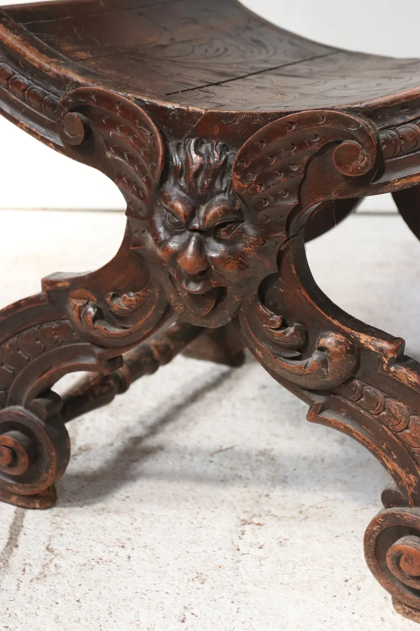 Dantesca armchair with lion heads and mascaron – neo-Renaissance, 19th c.