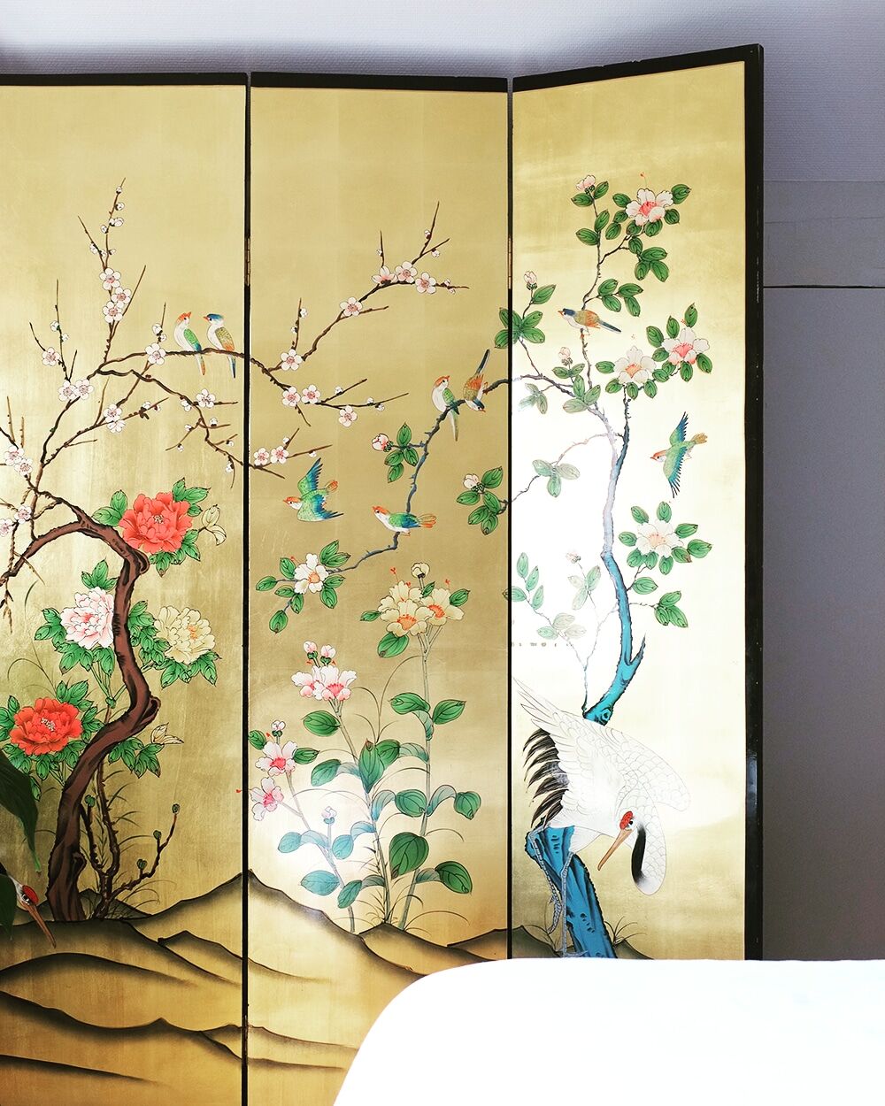 Black and gold lacquered Chinese screen with bird decorations, 4 panels