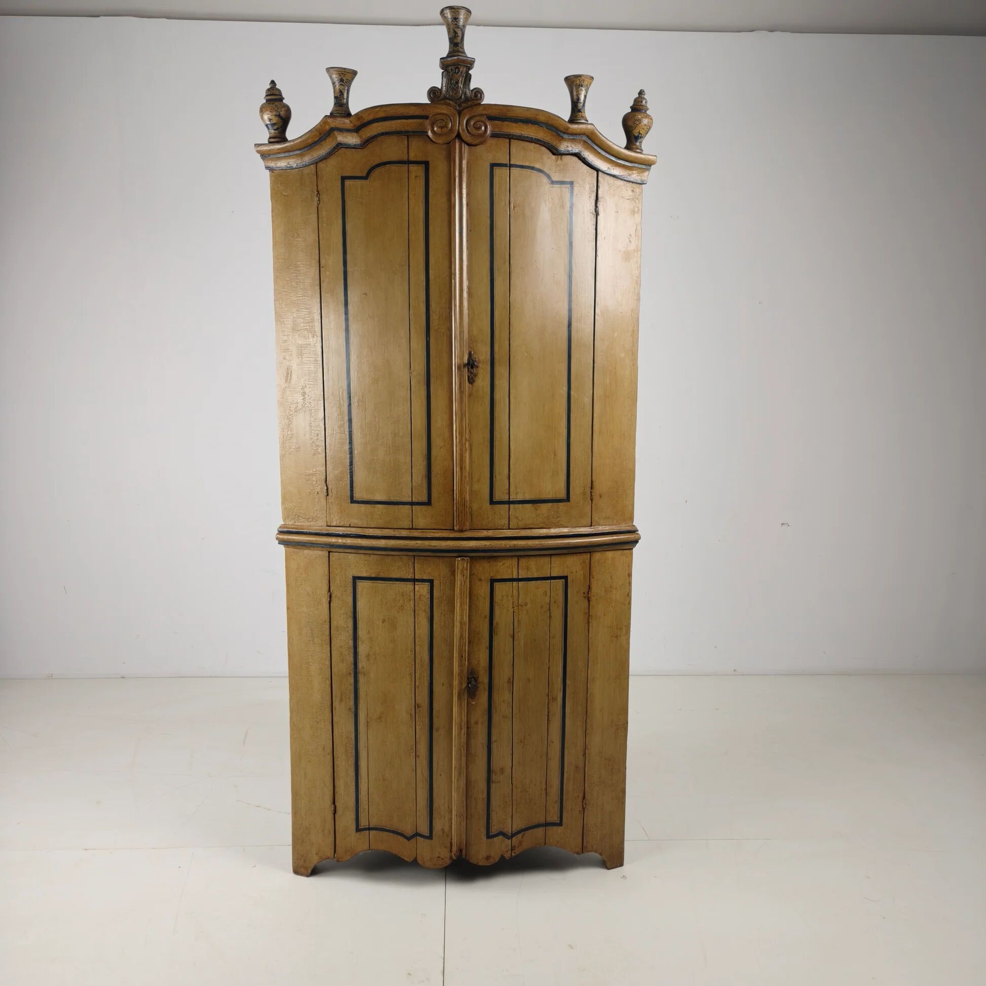 18th century Dutch witwerk cabinet with original key & faux Delft decoration