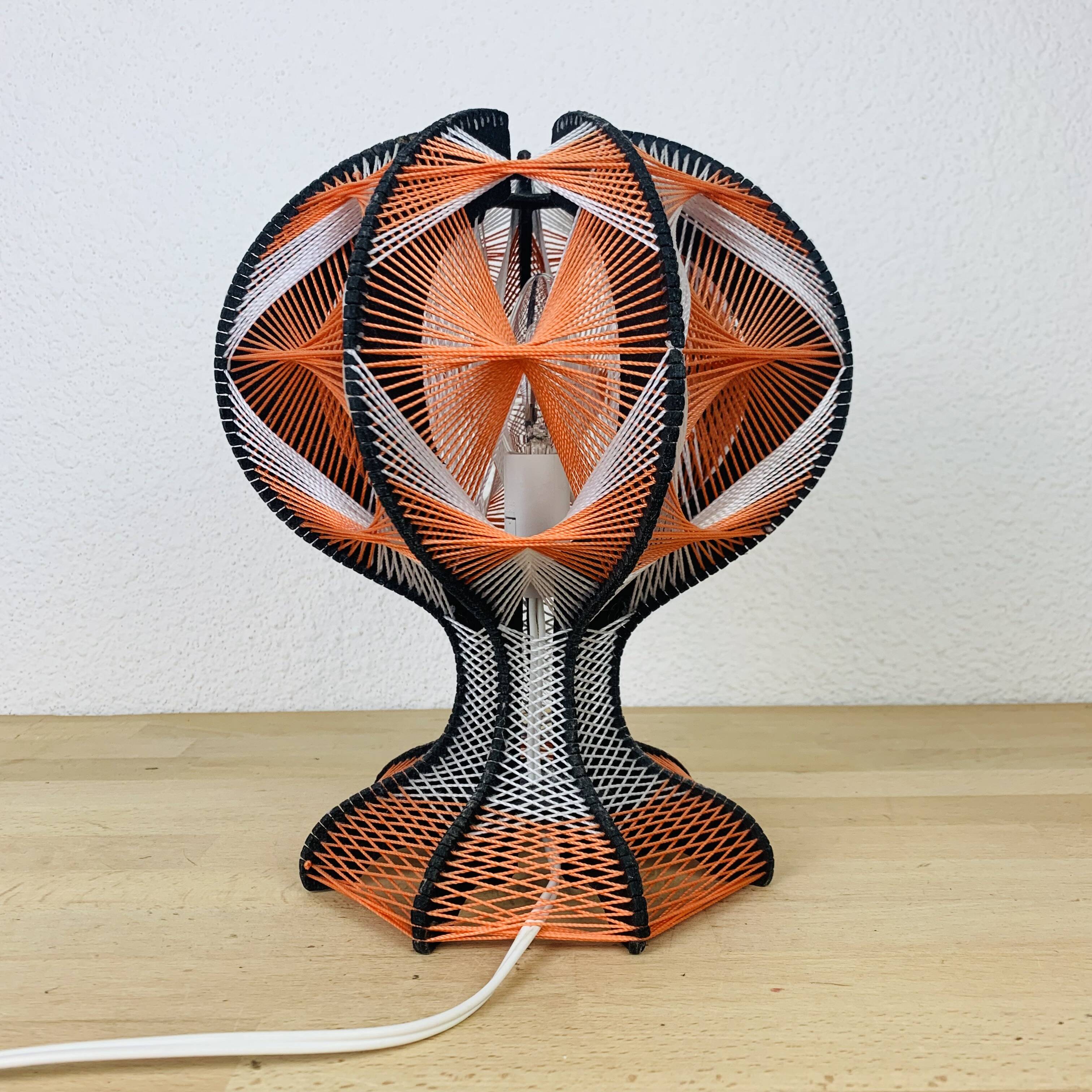 Lampe scandinave bois et fil années 70