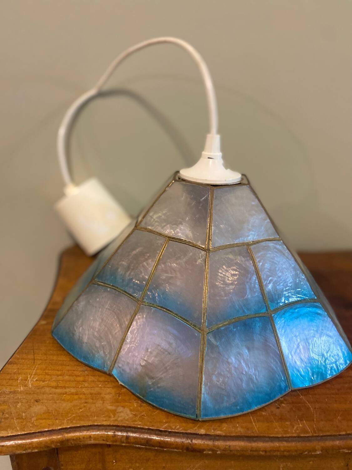 Blue mother-of-pearl suspension