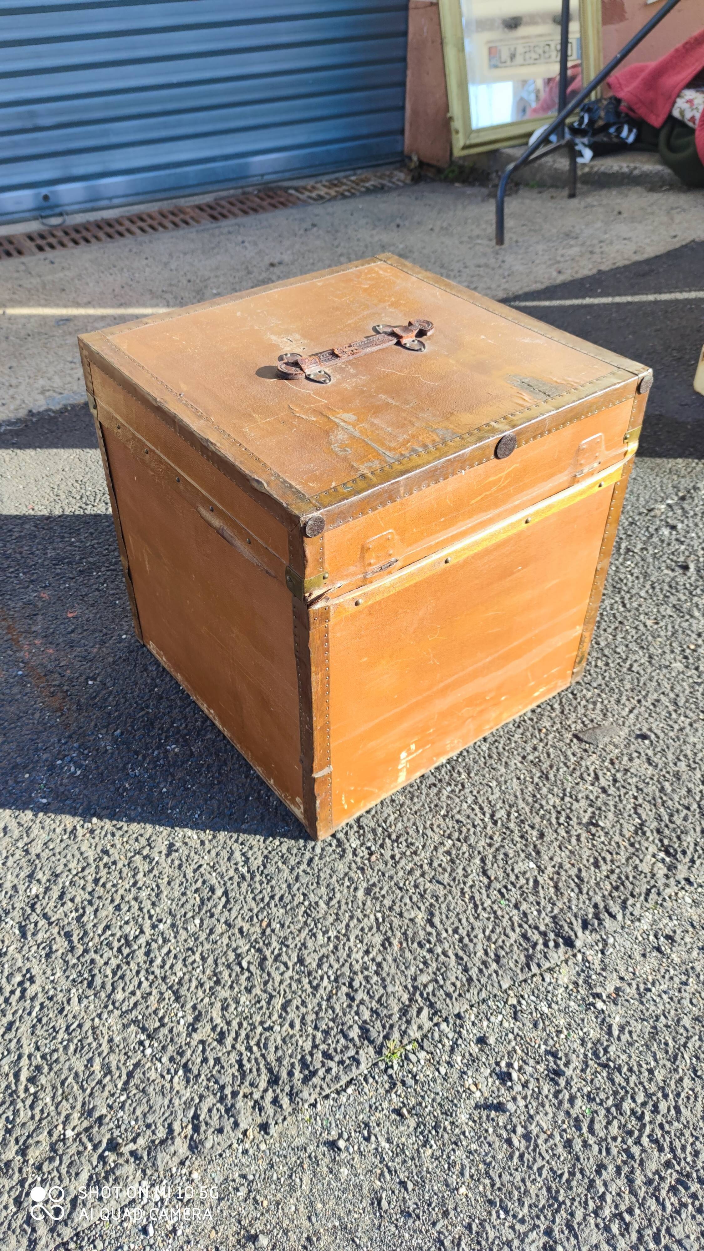 Malle de voyage en bois recouverte de moleskine vers 1900