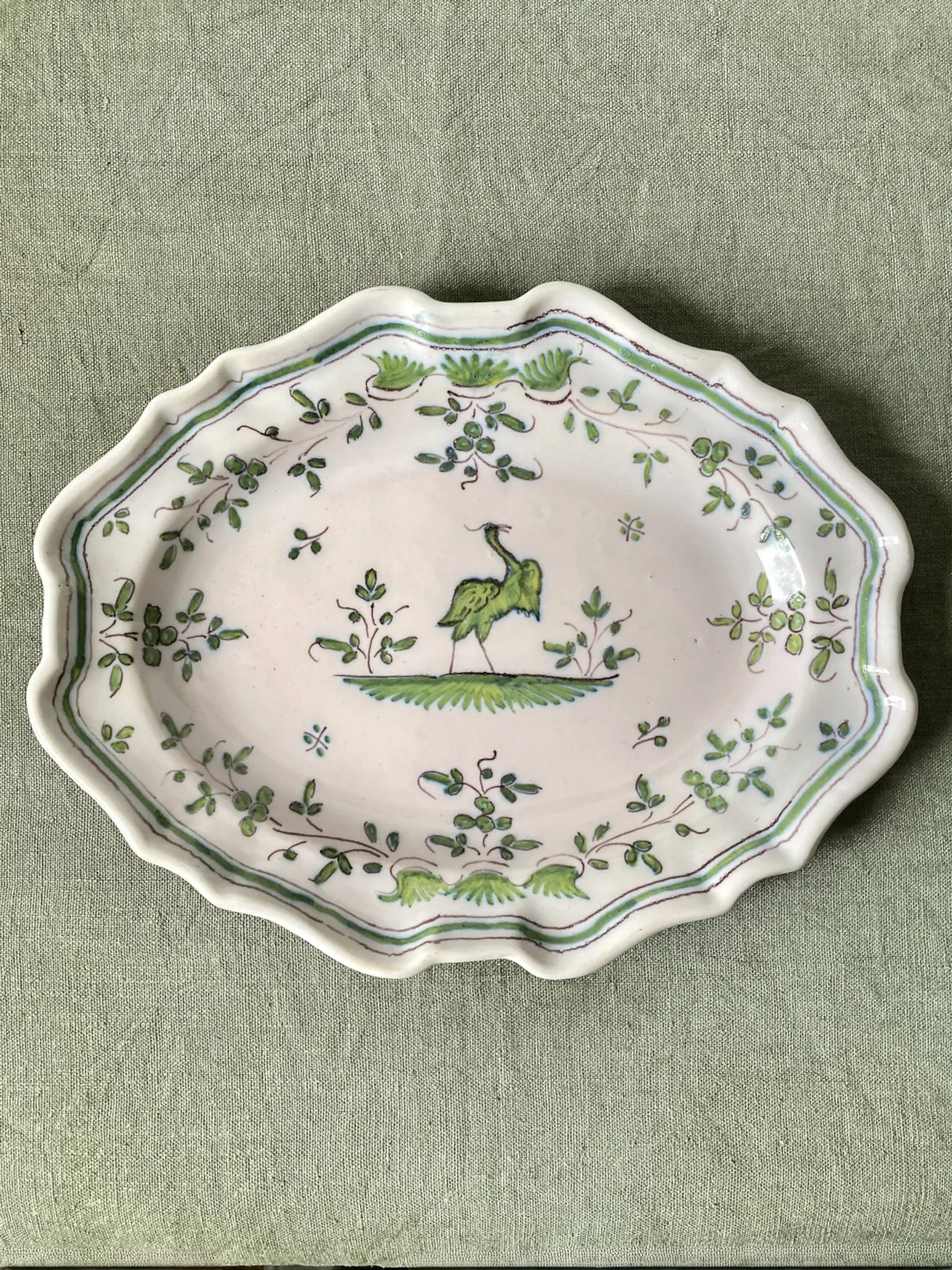 Plat ovale chantourné en faïence de Martres-Tolosane, XIXe siècle