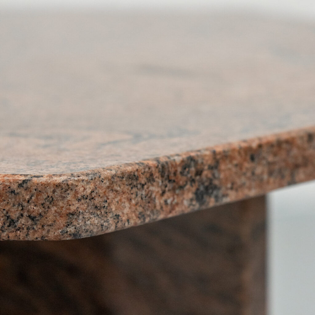 Table basse en granit des années 1970