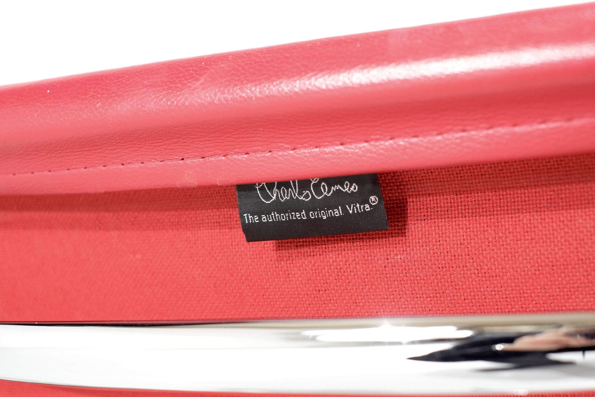 Fauteuil " EA 108 " en cuir rouge, conçu par Charles Ray Eames pour Vitra,