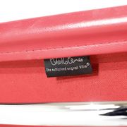 Fauteuil " EA 108 " en cuir rouge, conçu par Charles Ray Eames pour Vitra,