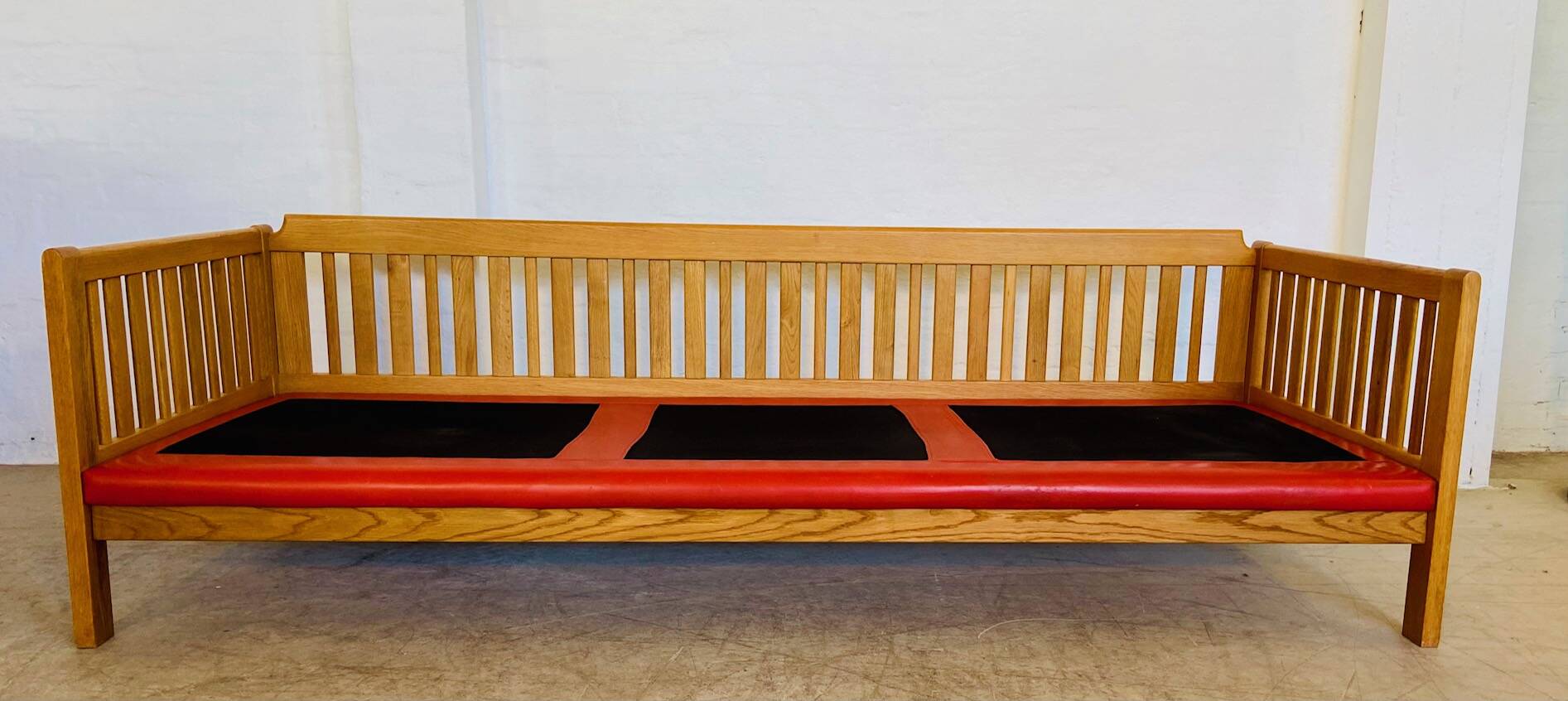 Canapé vintage suédois des années 70 en cuir cognac pour 3 personnes.