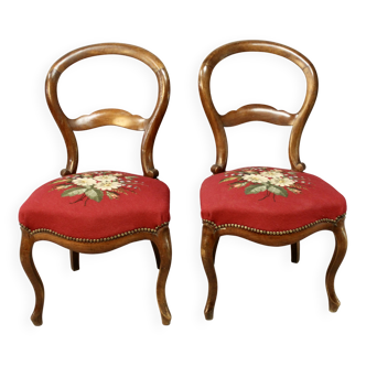 Paire de chaises Louis Philippe en noyer, tapisserie au petit point