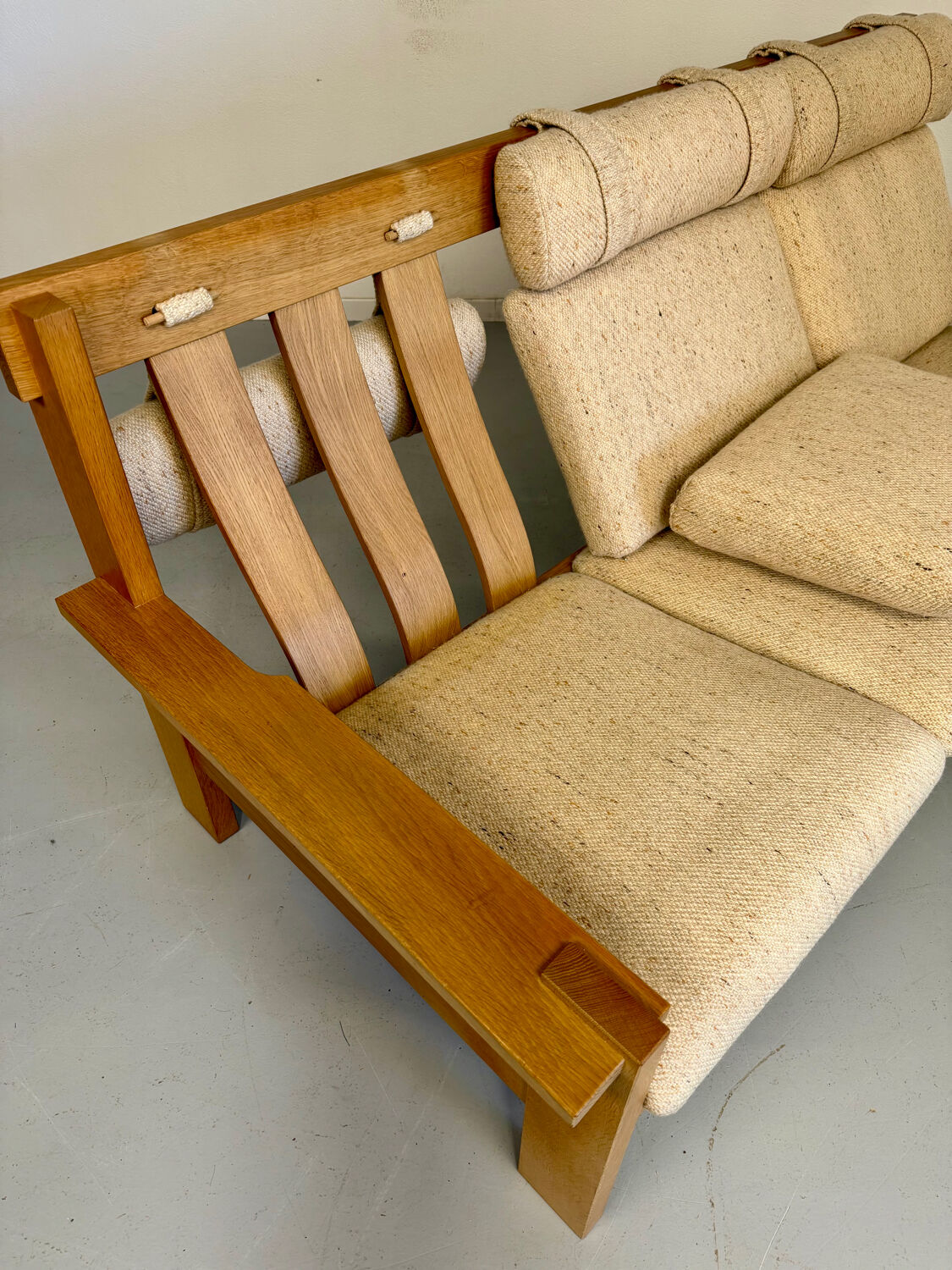 Three-seater canapé in solid oak with Scandinavian design fabric from the 1970s.