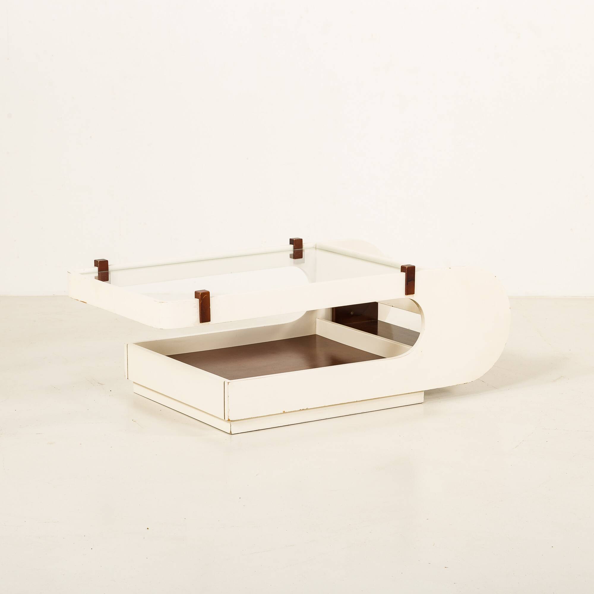 Table basse italienne avec un compartiment bar, années 1970.