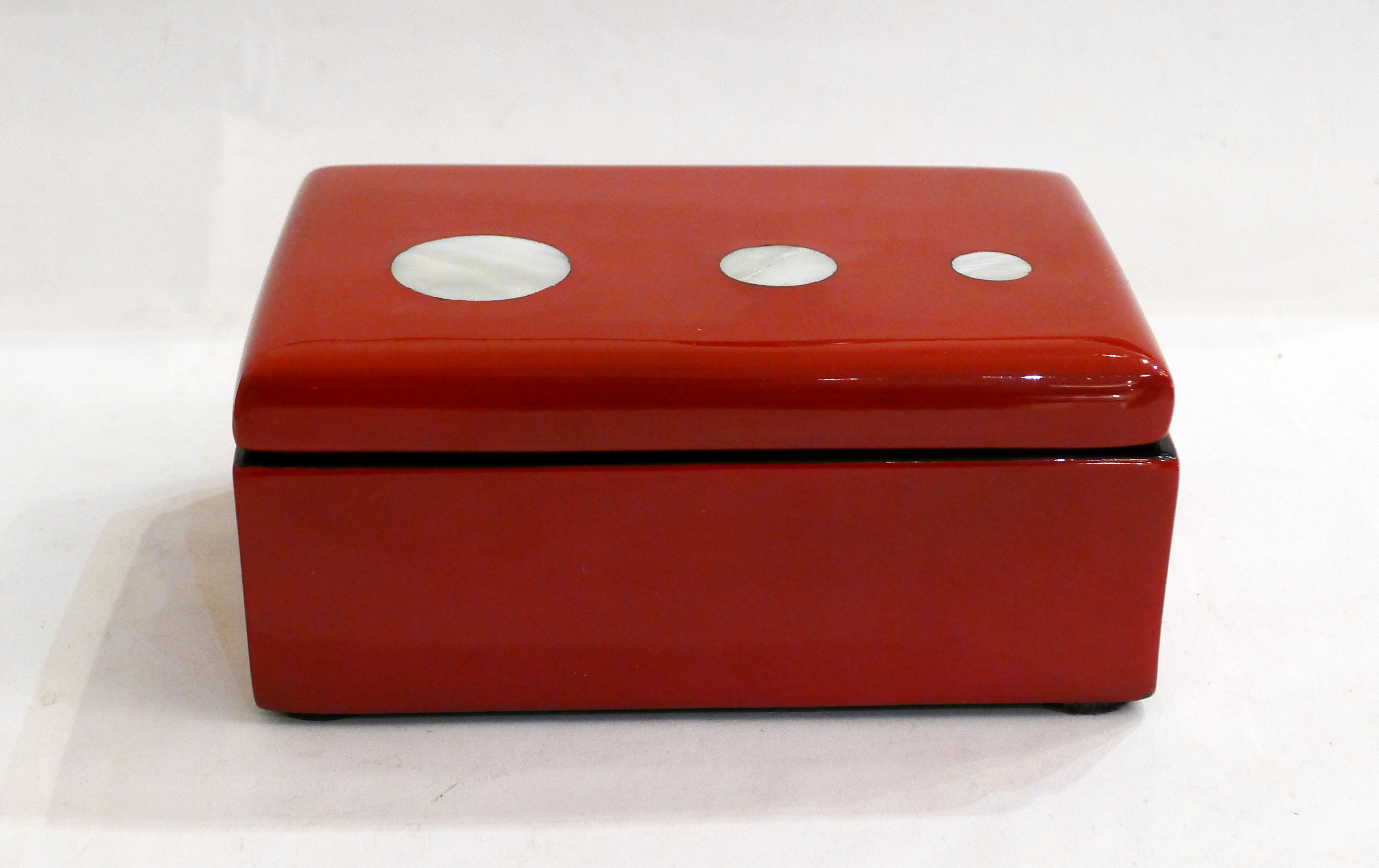 Coffret en bois laqué rouge et décor nacre