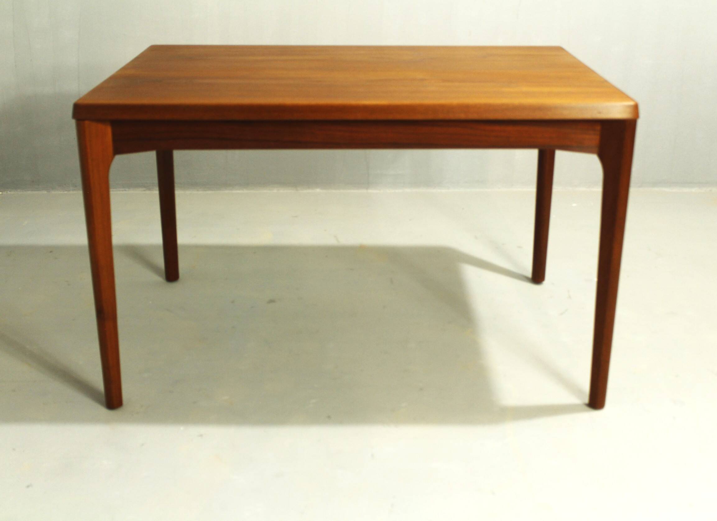 Table à manger en teck par Henning Kjaernulf, Danemark, années 1960.