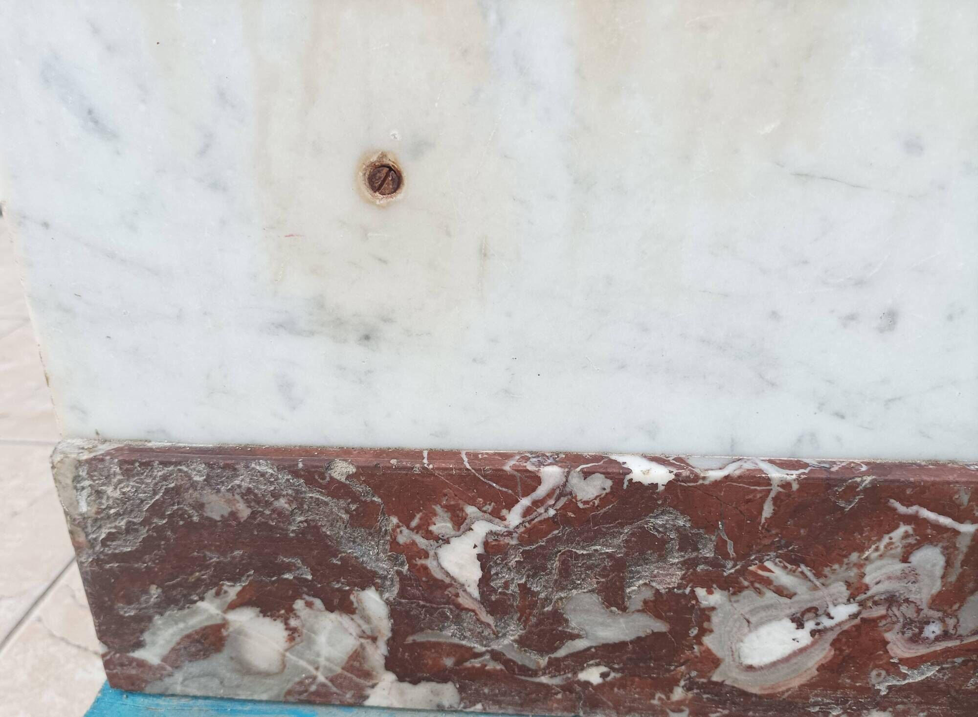 Central island shop counter in marble and oak, Art Deco period.