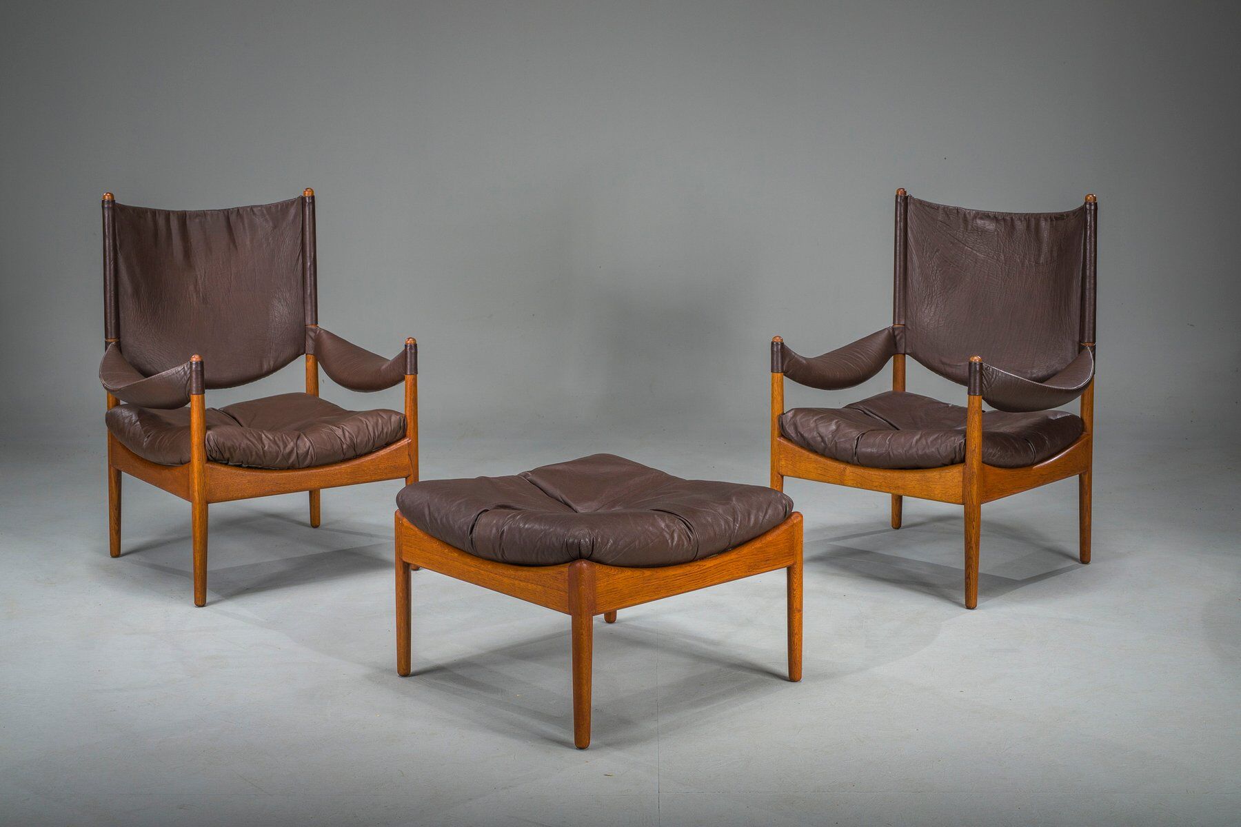 Ensemble de 3 fauteuils lounge danois modernes en chêne et cuir avec repose-pieds, conçus par Kristian Vedel pour Søren Wiladsen, années 1960.