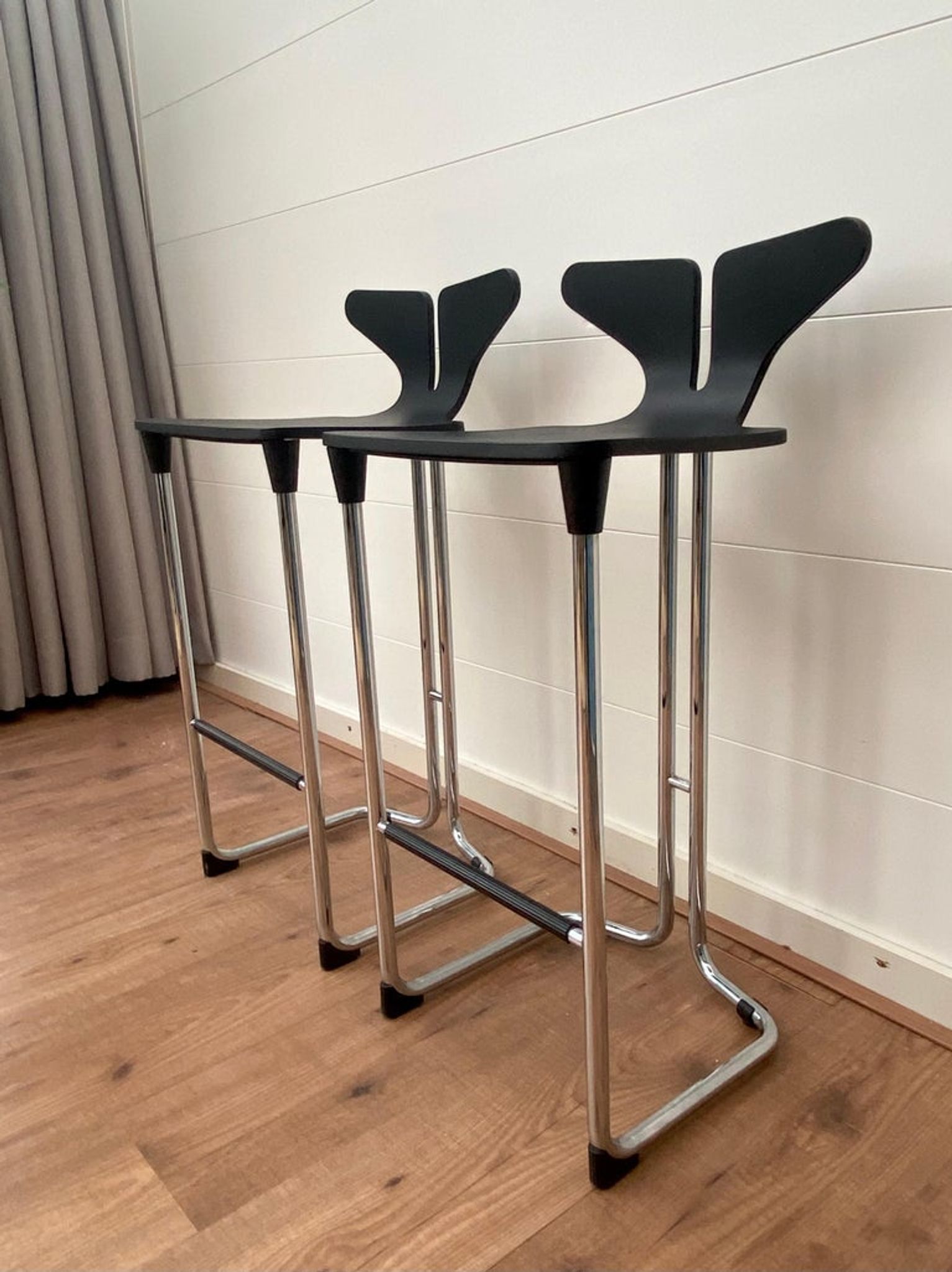 Tabourets de bar modernes noirs et chromés de casamania, set de 2