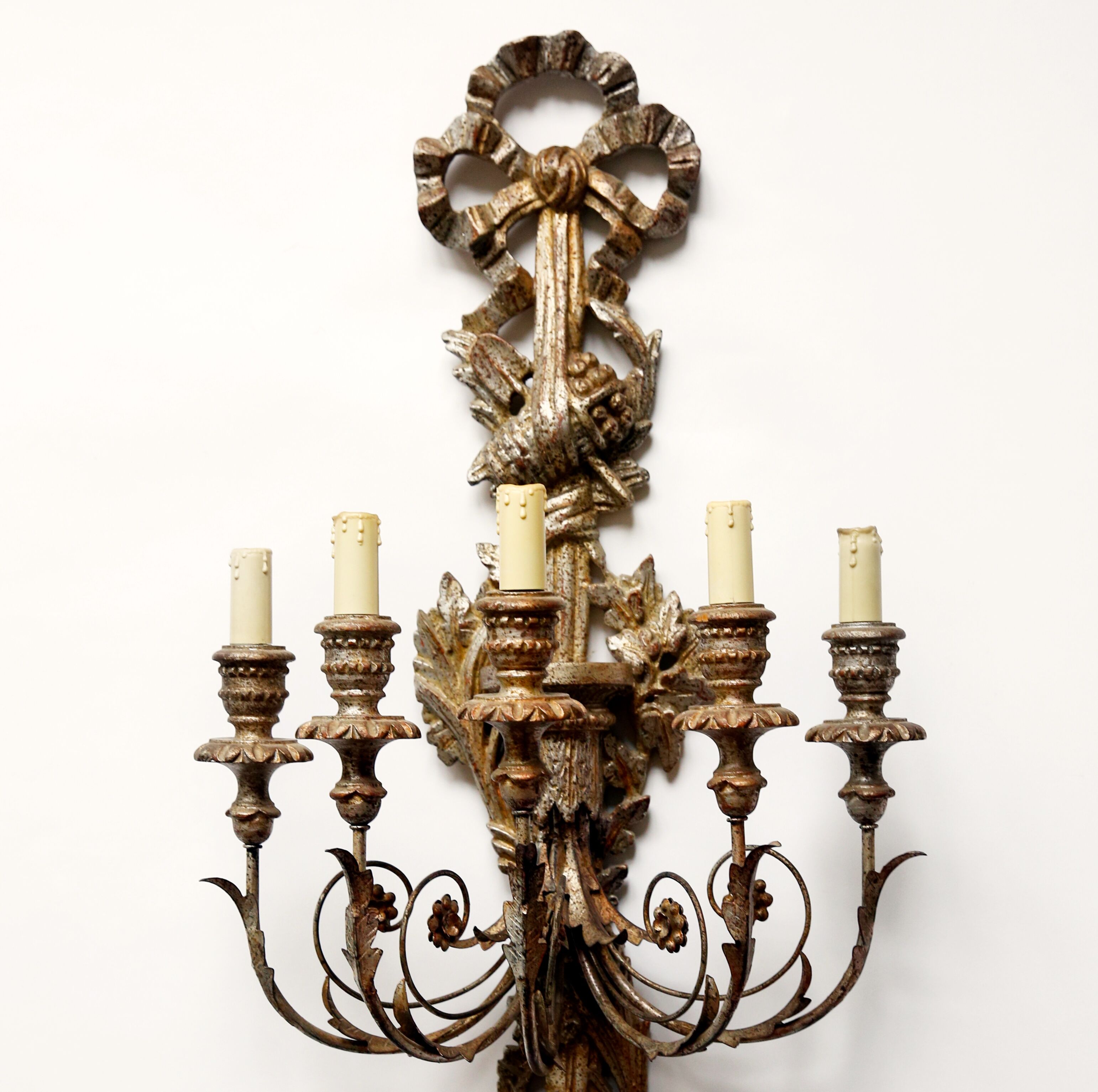 Large pair of wall light with 5 arms of light in gilded, silver and patinated wood