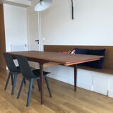 Extendable teak table