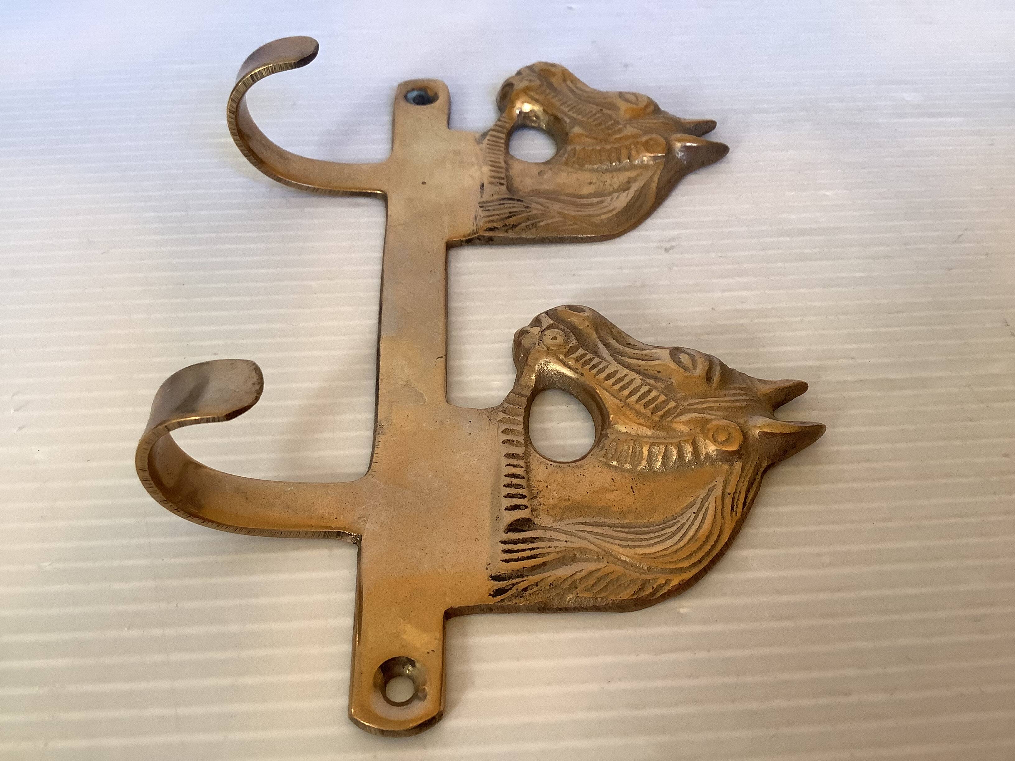 Wall-mounted coat rack with horses in brass