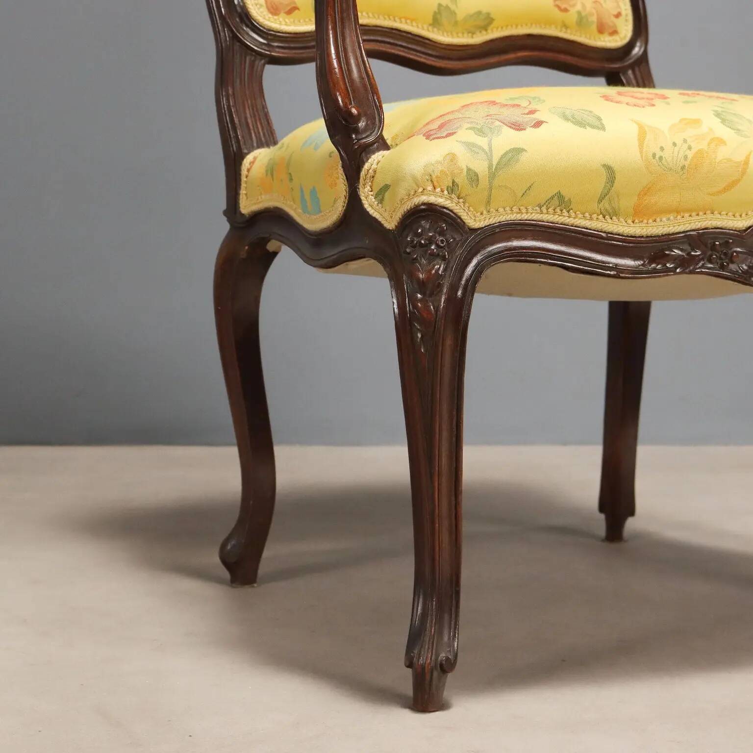 Fauteuils anciens style baroque en noyer sculpté XIX-XX siècle