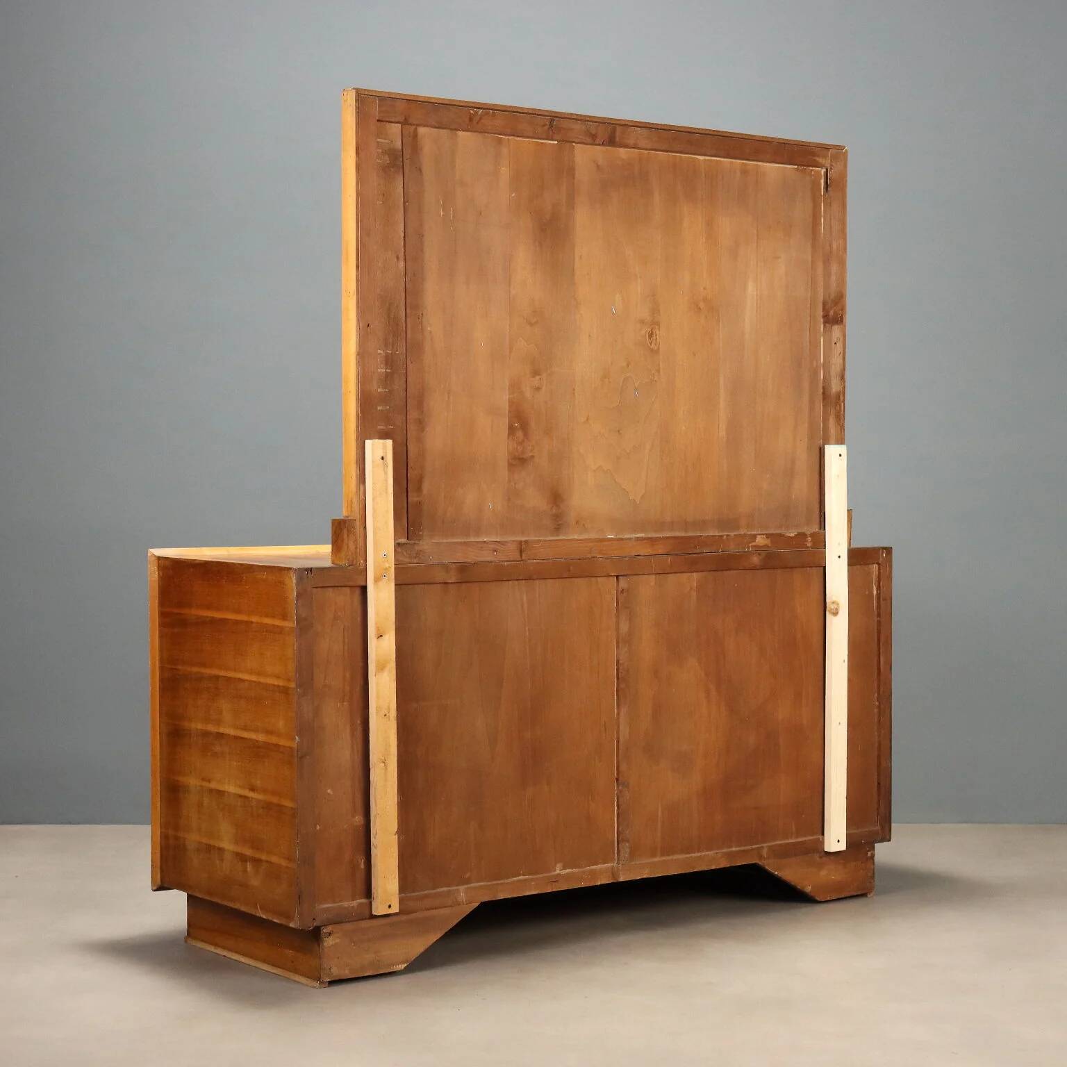 Vintage walnut burl commode with brass handles, Italian design from the 1940s.