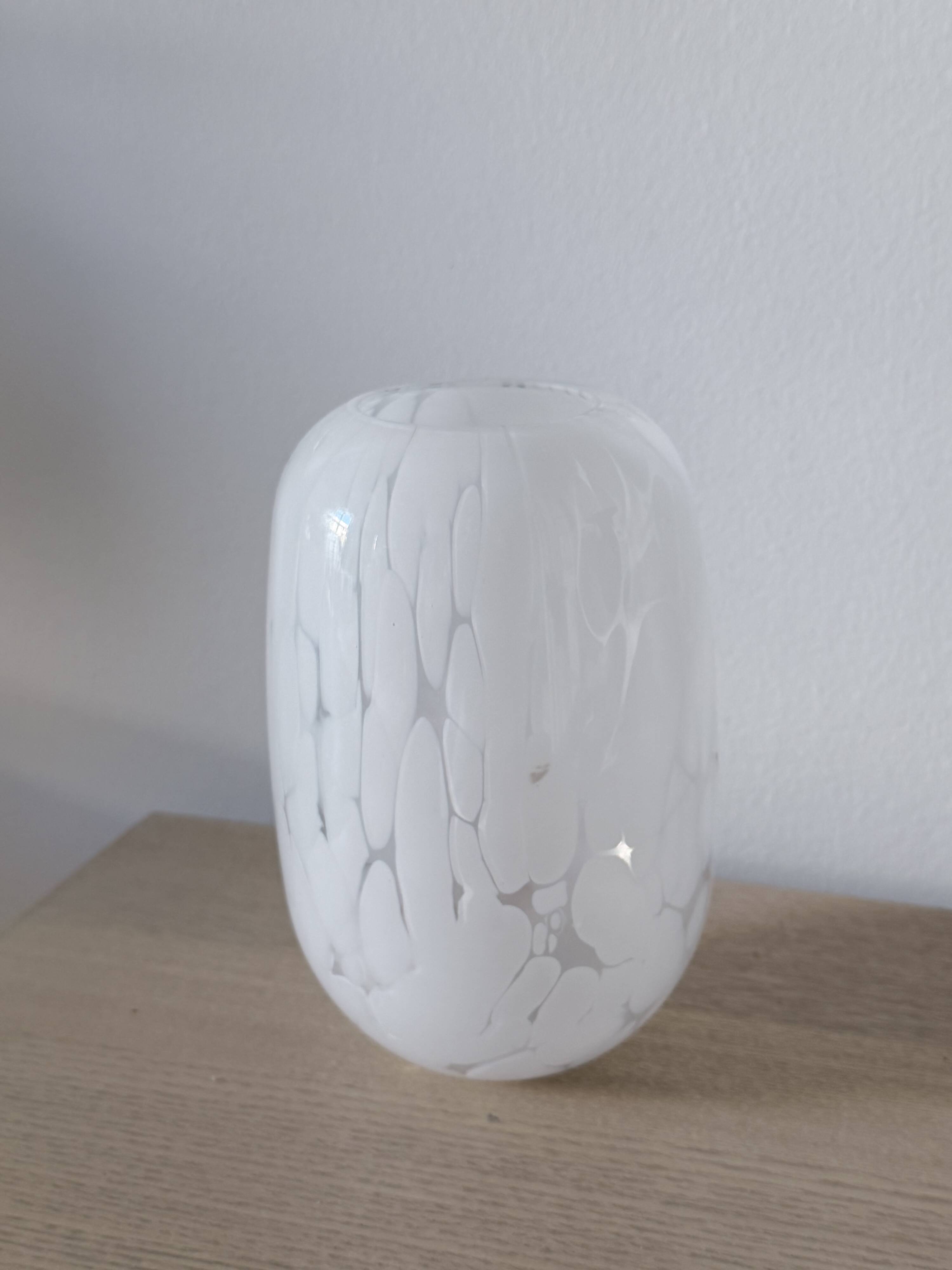 Petit vase en verre blanc moucheté