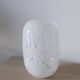 Petit vase en verre blanc moucheté