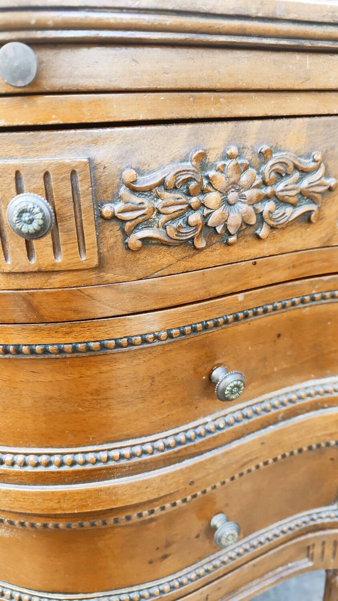 Pair of bow-fronted chests of drawers in walnut