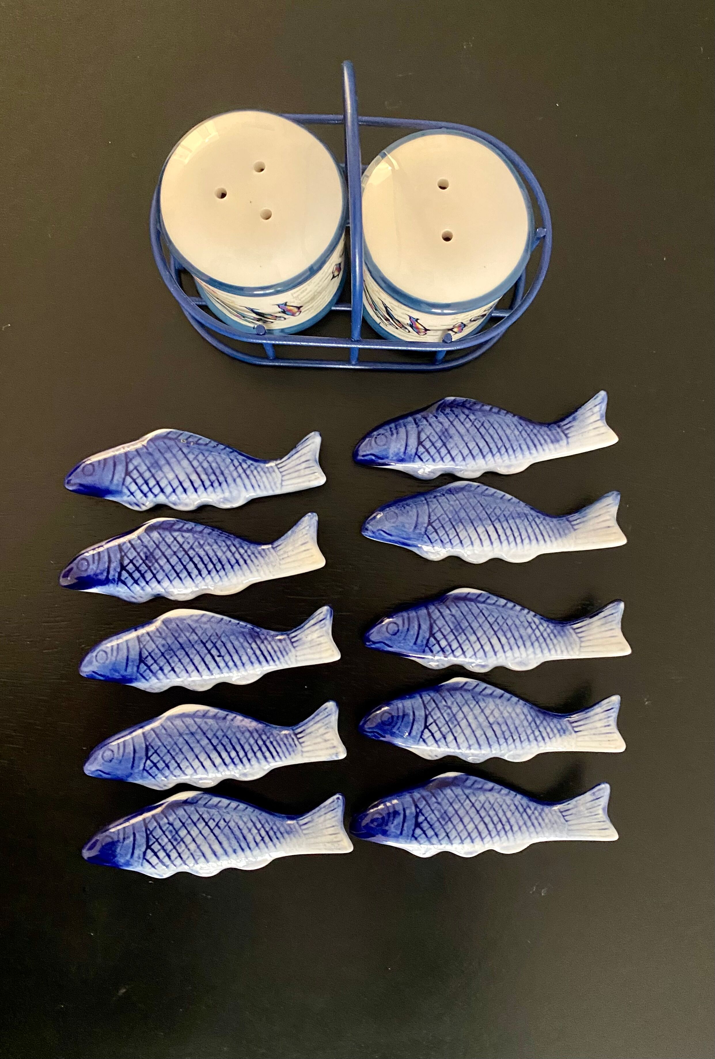10 knife holders and 1 duo salt and pepper shaker