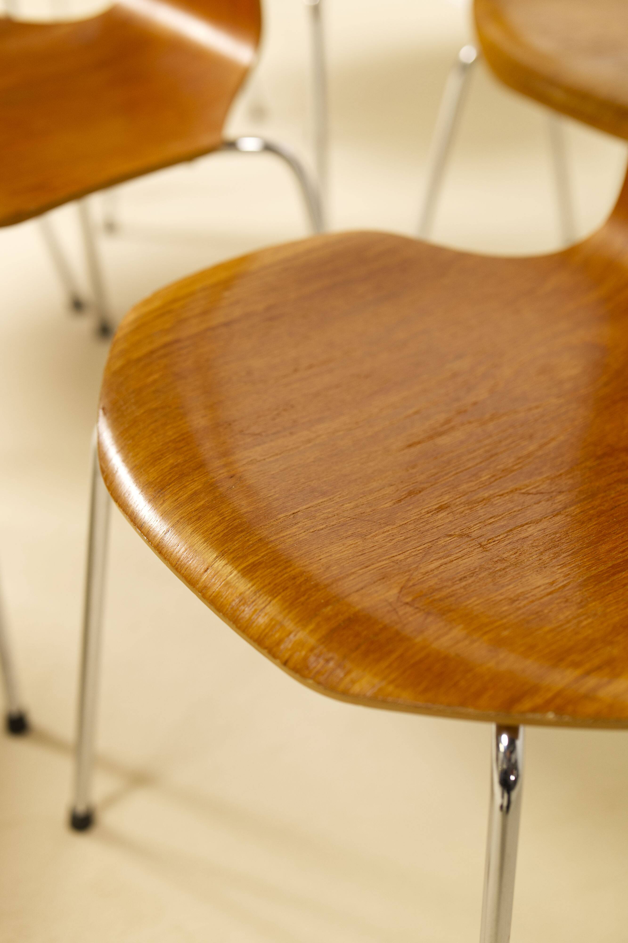 8 chaises T en teck, conçues par Arne Jacobsen pour Fritz Hansen, années 1980