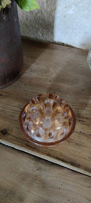 Vase stings ancient pink flowers