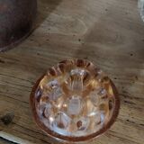 Vase stings ancient pink flowers