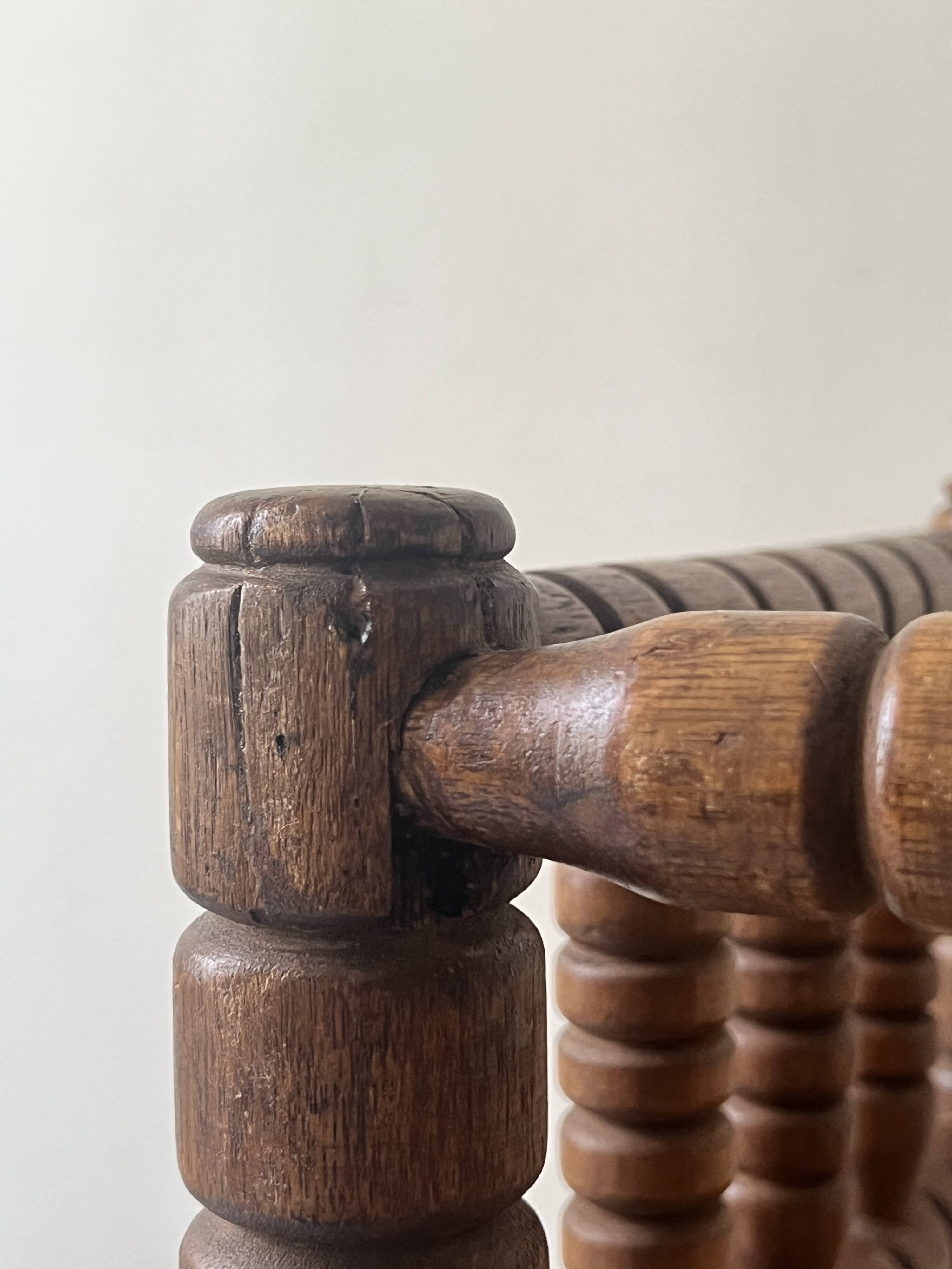 Corner straw chair "fireplace corner" in turned and beaded wood