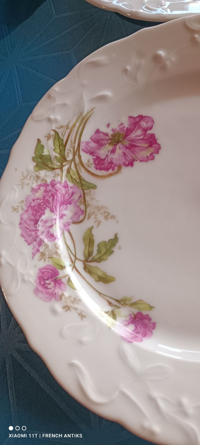 6 assiettes à dessert en faïence ouvragée , 1960's, travail français .