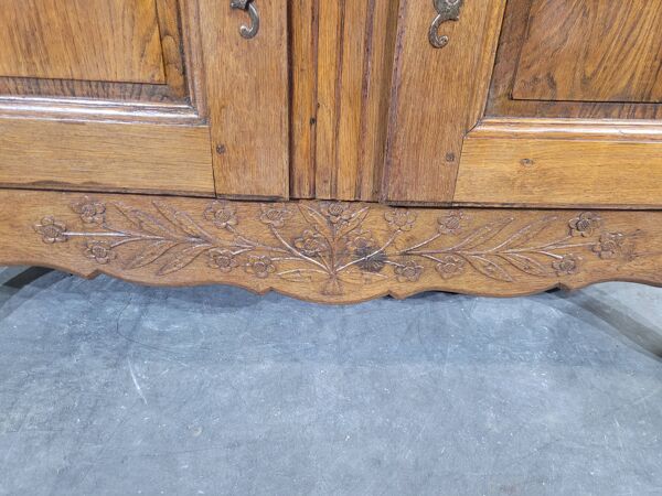 Buffet bas normand sculpté en chêne XIX ème