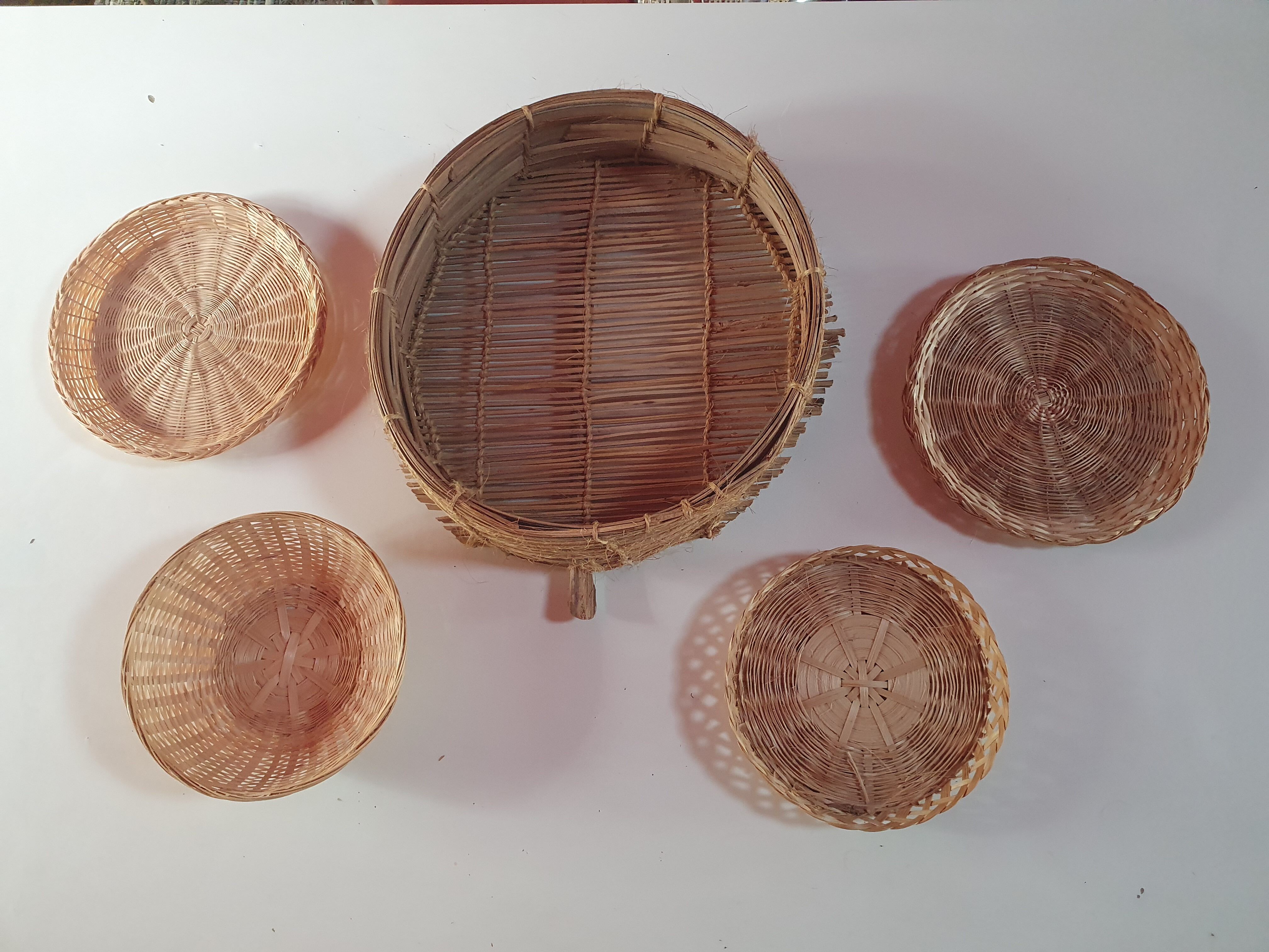 Set of 5 baskets rattan trays including a vintage sieve to hang vintage diameter of the smallest