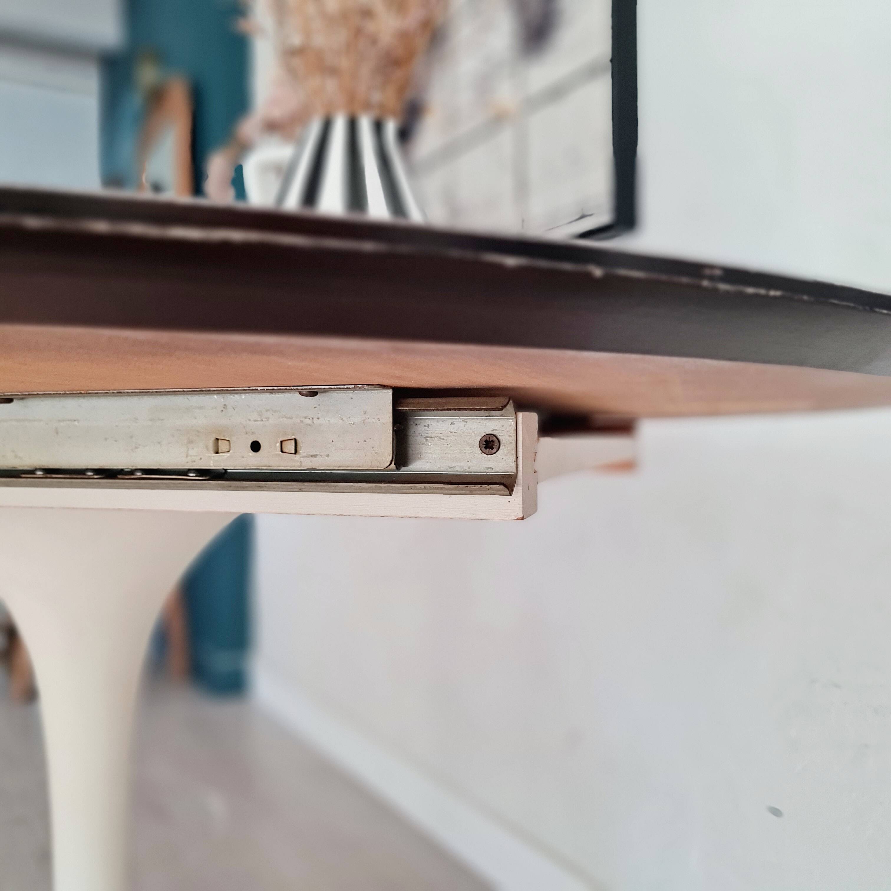 Extendable table with tulip base, round oval wooden top