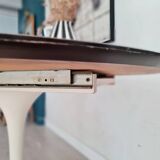 Extendable table with tulip base, round oval wooden top