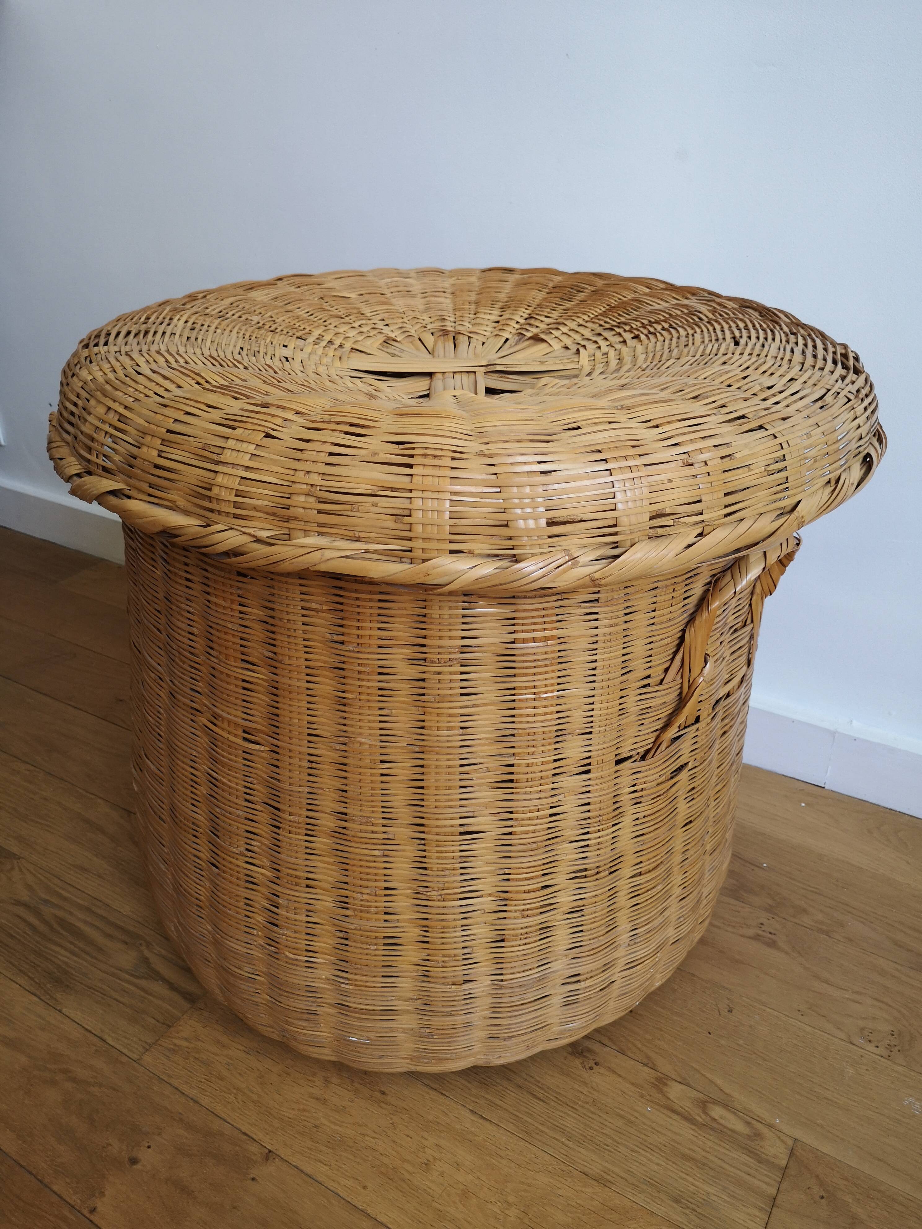 Wicker basket with lid