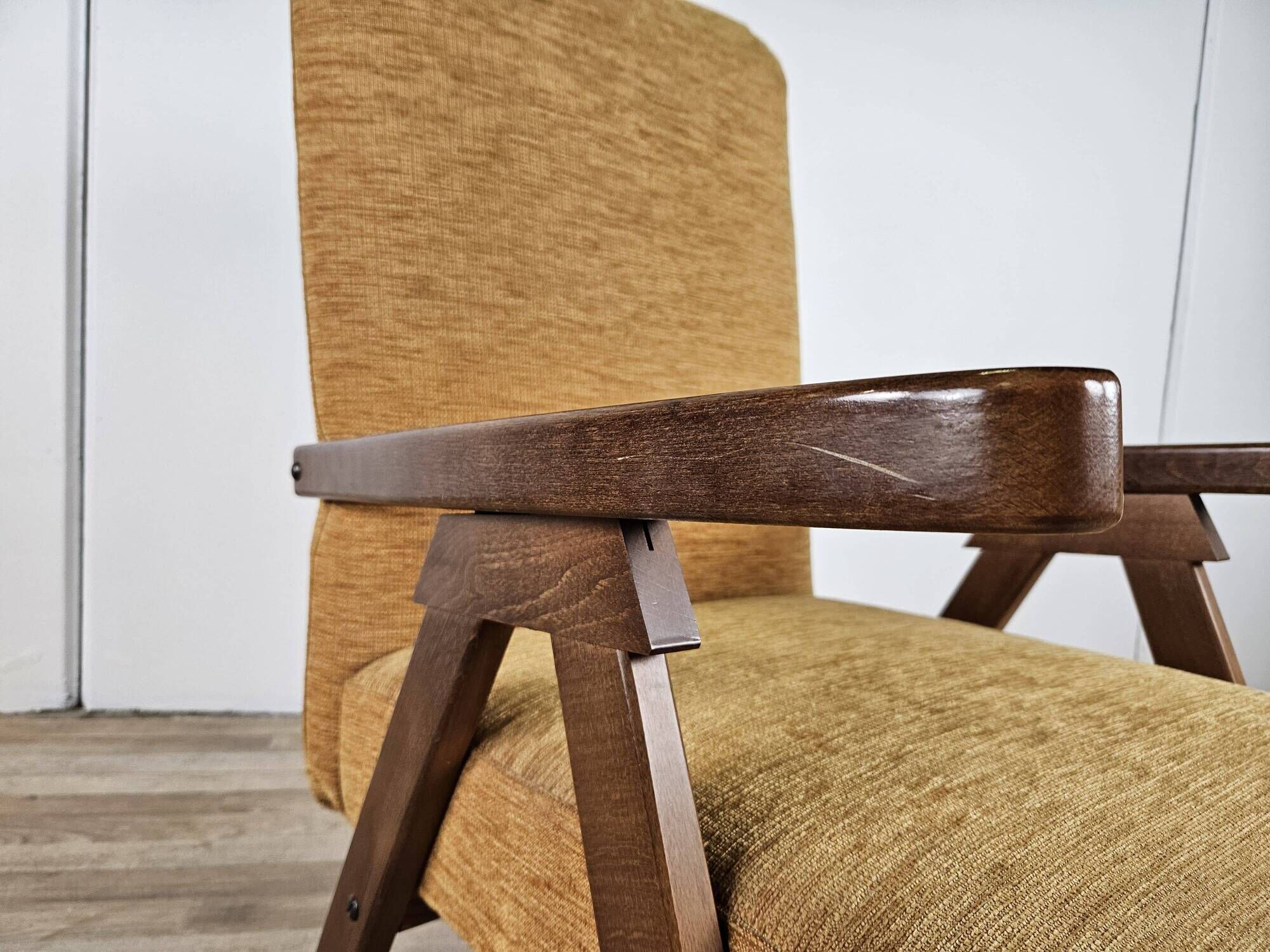 Fauteuil inclinable en bois et tissu des années 70