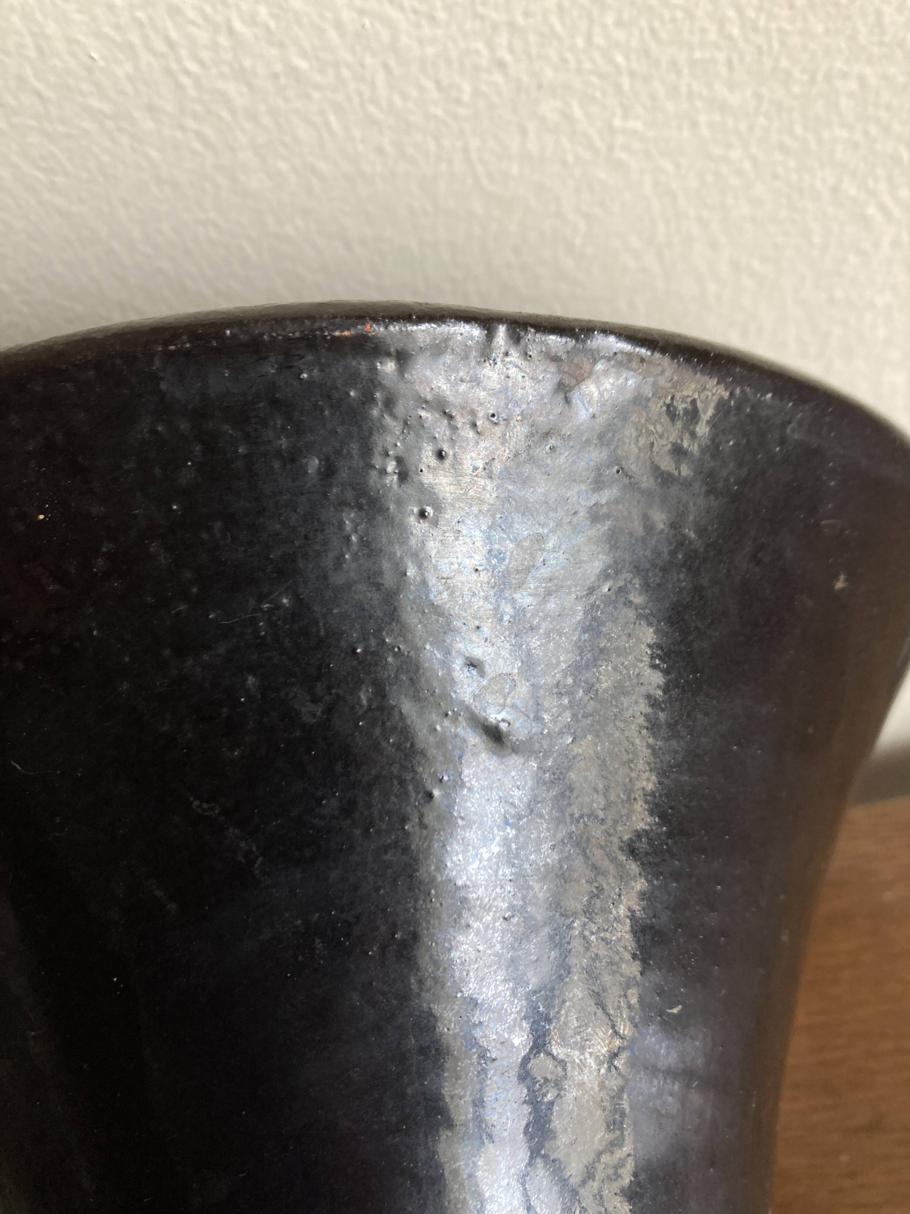 Vase moderniste Etienne Noel à Dieulefit 1950 en terre émail noir