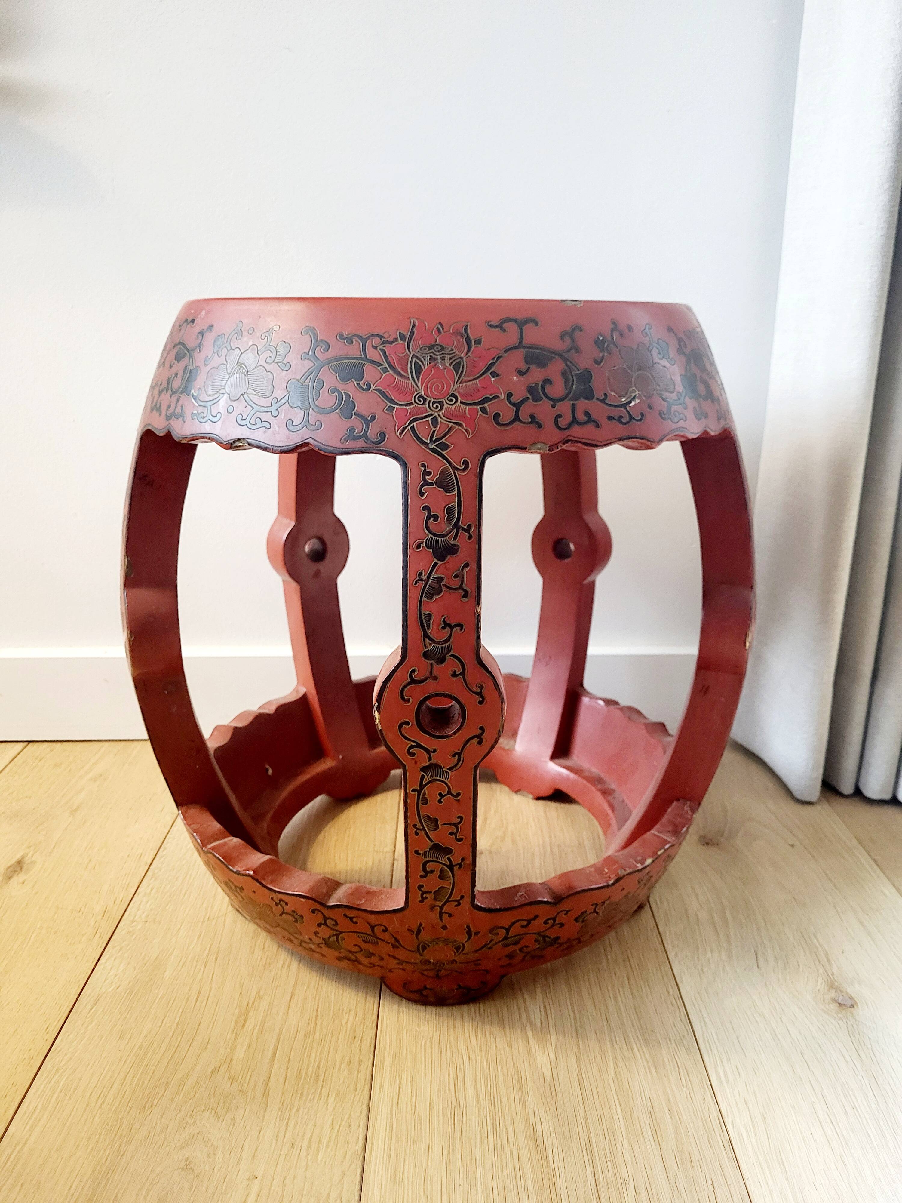 Tabouret, table d'appoint en bois laqué rouge, Chine
