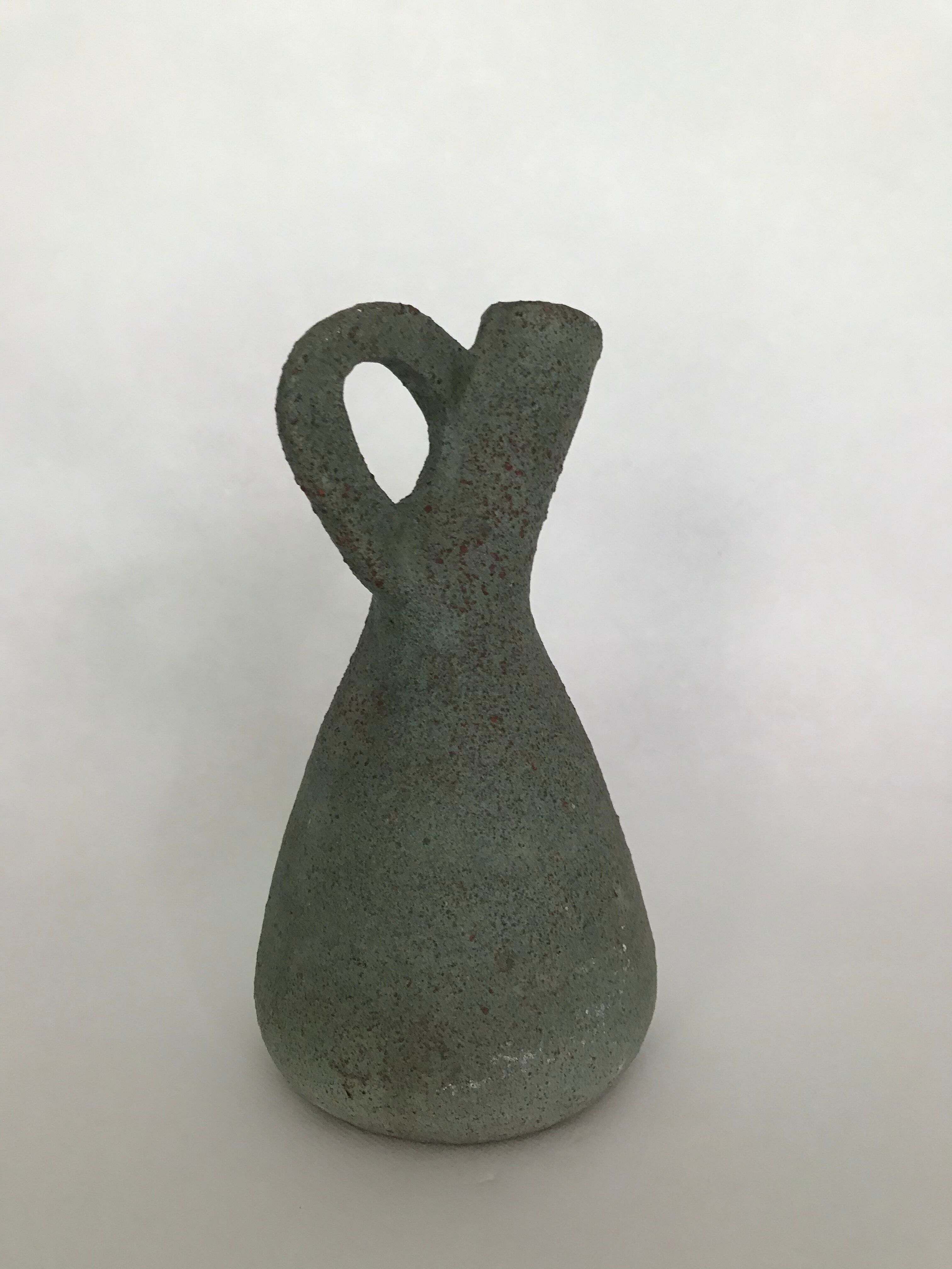Pichet Accolay en grès, terre chamotée, couleur pistache, vers 1950/1960