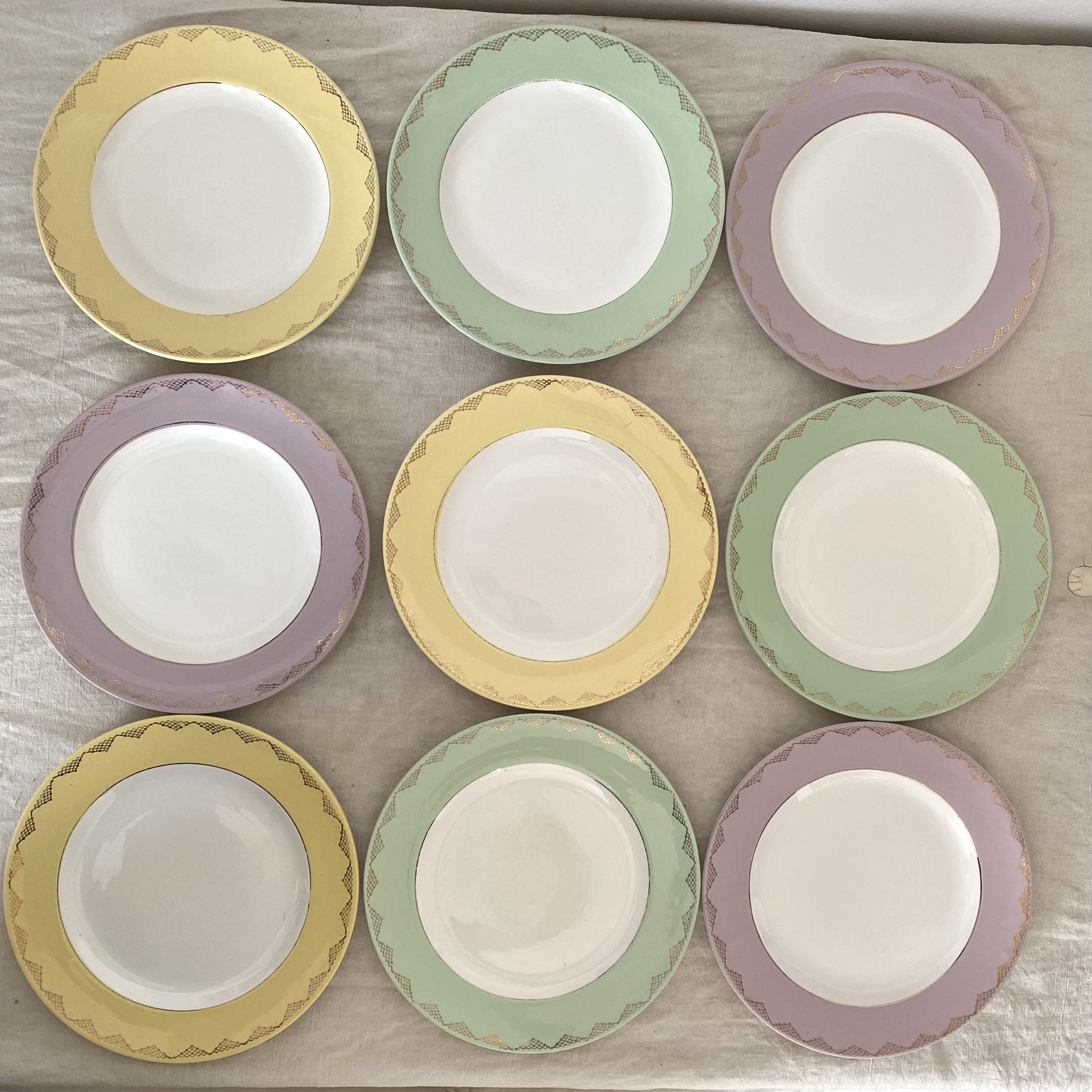 Assiettes plates l'amandinoise couleurs pastel, années 60